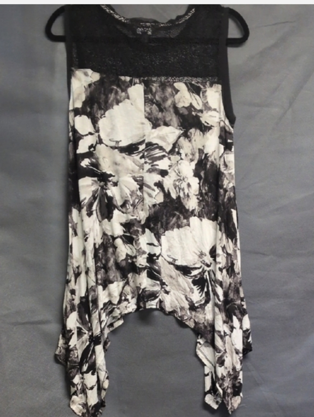 3/$13 Vera Wang Floral Tank - Picture 4 of 4